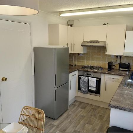 Stamford Redcot Gardens Stylish 2 Bed Family Town House With Parking Villa ภายนอก รูปภาพ
