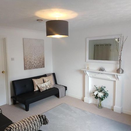 Stamford Redcot Gardens Stylish 2 Bed Family Town House With Parking Villa ภายนอก รูปภาพ