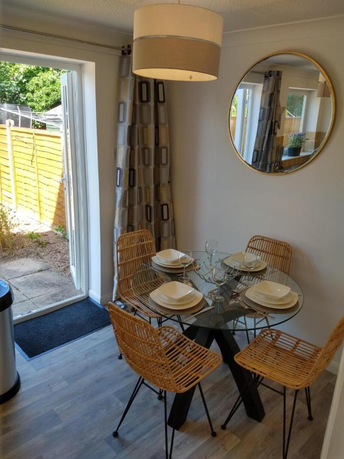 Stamford Redcot Gardens Stylish 2 Bed Family Town House With Parking Villa ภายนอก รูปภาพ