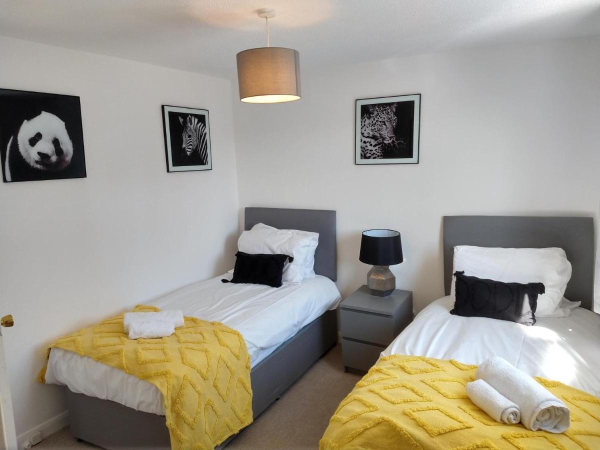 Stamford Redcot Gardens Stylish 2 Bed Family Town House With Parking Villa ภายนอก รูปภาพ