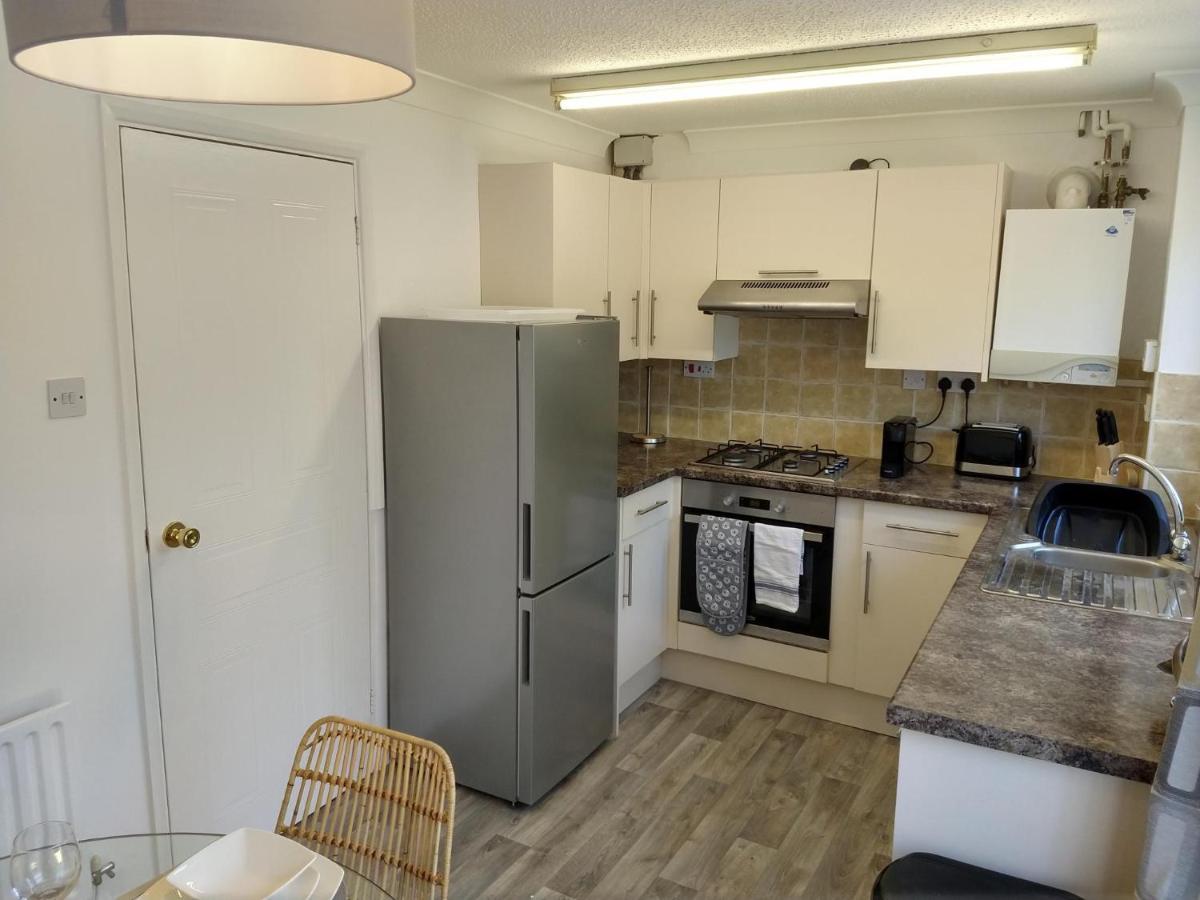 Stamford Redcot Gardens Stylish 2 Bed Family Town House With Parking Villa ภายนอก รูปภาพ