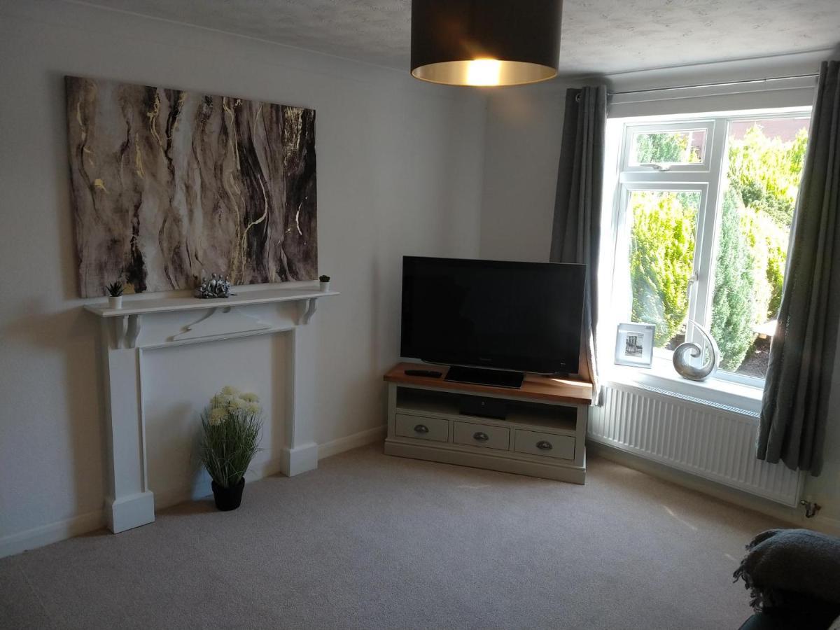 Stamford Redcot Gardens Stylish 2 Bed Family Town House With Parking Villa ภายนอก รูปภาพ